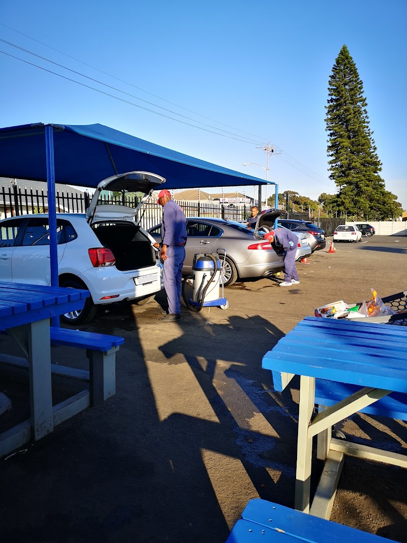 Soap Bubbles Car Wash - Photo 2